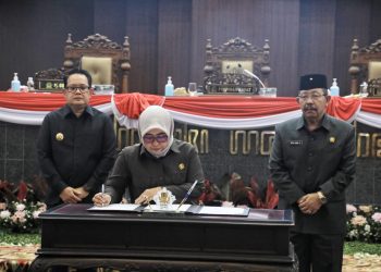 Penandatanganan persetujuan bersama untuk tiga Raperda yakni tentang Kawasan Tanpa Rokok, Rencana Umum Energi Daerah tahun 2019 - 2050, dan Pemajuan Kebudayaan Daerah di gedung DPRD Provinsi Jatim.