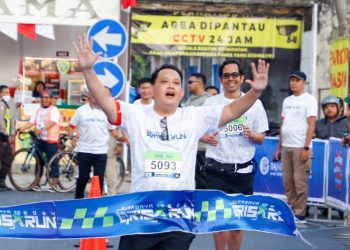 Pj Gubernur Jawa Timur Adhy Karyono mencapai garis finish pada event Surabaya QRIS Run 2024.