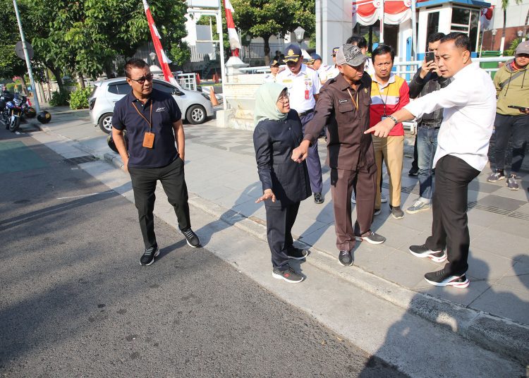 Wali Kota Surabaya Eri Cahyadi melakukan sidak persiapan pengerjaan overlay di Jalan Ahmad Yani.