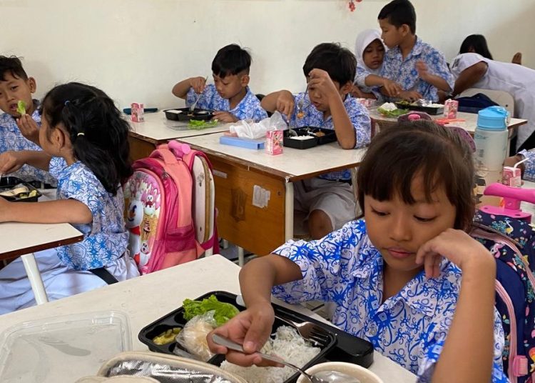 Pelaksanaan uji coba makan bergizi gratis di SDN Margorejo V/407, Jalan Margorejo Tangsi III.