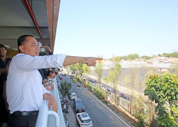 Wali Kota Surabaya Eri Cahyadi pada inspeksi mendadak persiapan arena konser outdoor di eks lahan Taman Remaja Surabaya.