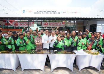 Wali Kota Eri Cahyadi bersama para driver online surabaya saat peluncuran 3 Padat Karya Bengkel Pitstop.