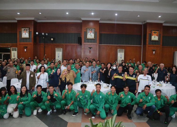Foto bersama para atlet Surabaya yang turut ikut andil menyumbangkan emas untuk Jawa Timur dengan Wali Kota Eri Cahyadi.