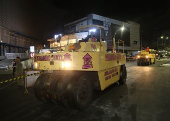 Pekerjaan pengaspalan di Jalan Bubutan, Surabaya.