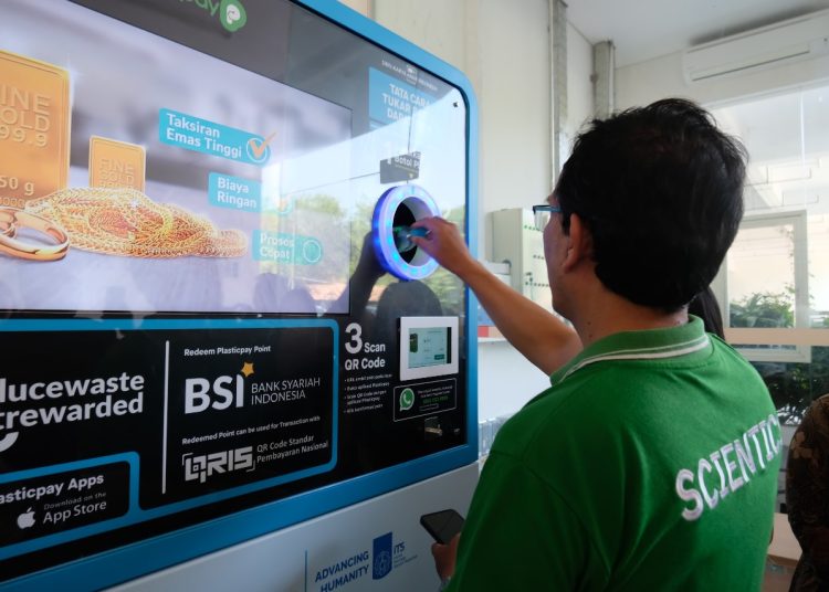 Dekan FSAD ITS Prof Hamzah Fansuri SSi MSi PhD saat mendemonstrasikan penggunaan Reverse Vending Machine (RVM).