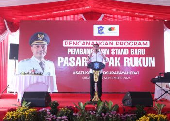 Eri Cahyadi memaparkan Perancangan Program Pembangunan Stand Baru Pasar Dupak Rukun.
