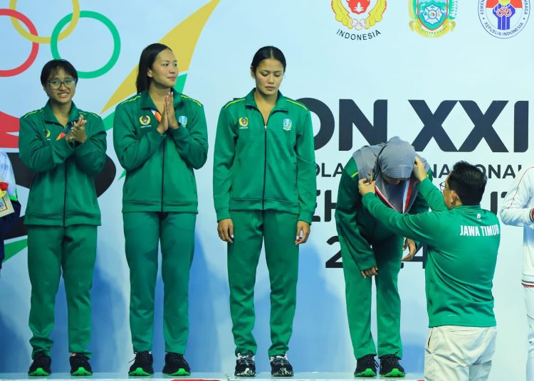 Pengalungan medali pada atlet renang di ajang Pekan Olahraga Nasional  XXI/2024 di Medan, Sumatera Utara.