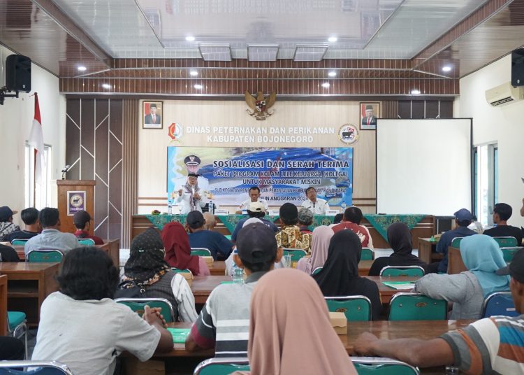 Sosialisasi dan serah terima paket program Kolam Lele Keluarga bagi warga miskin di aula Dinas Peternakan dan Perikanan Pemkab Bojonegoro.