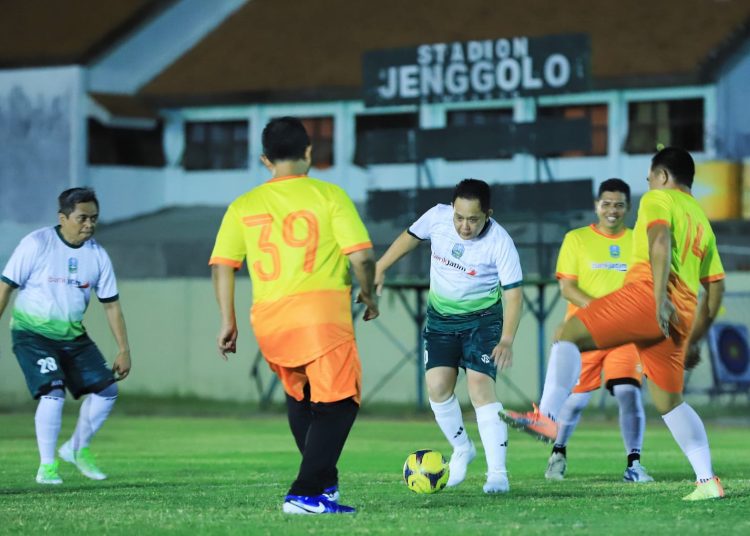 Pj Gubernur Jatim Adhy Karyono dalam pertandingan sepak bola di Stadion Jenggolo Sidoarjo dalam rangkaian kick off rangkaian Hari Jadi ke-79 Provinsi Jawa Timur.