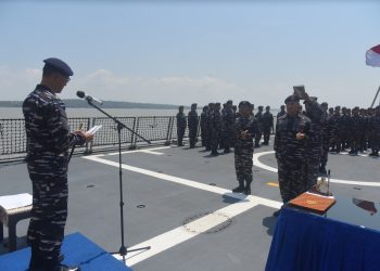 Prosesi sertijab komandan KRI Raden Eddy Martadinata-331 di geladak heli KRI REM-331 yang sandar di Dermaga Madura Barat Koarmada II Ujung Surabaya.