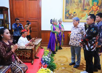 Dubes Jepang untuk Indonesia Masaki Yasushi bersama Pj Gubernur Jatim Adhy Karyono di gedung Negara Grahadi Surabaya.