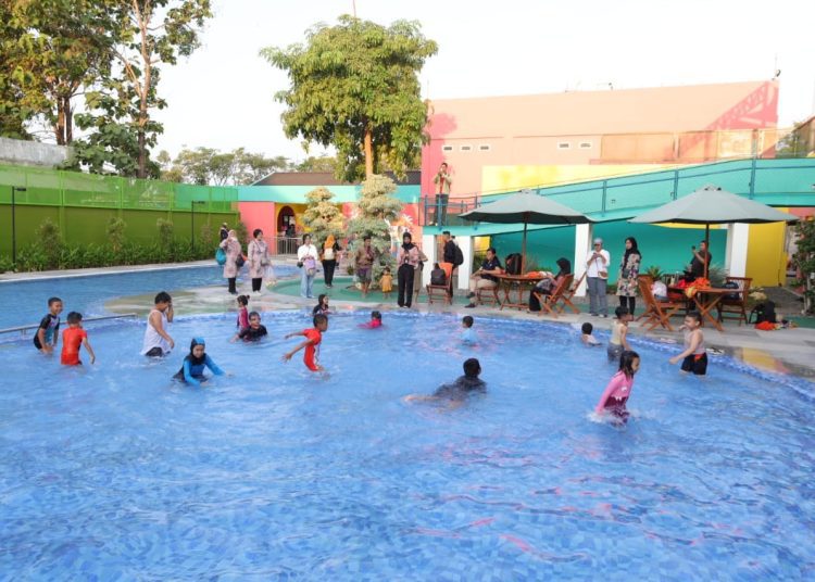 Kolam Renang Jambangan atau kini bernama Jambore Playland telah dibuka oleh Pemkot Surabaya.