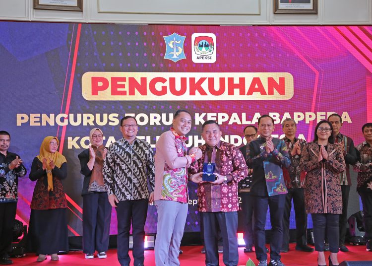 Pengukuhan Pengurus Forum Kepala Bappeda Kota seluruh Indonesia (Bakti) periode 2024-2026.