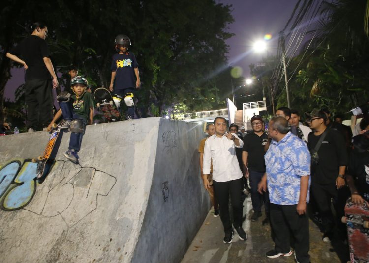 Wali Kota Surabaya Eri Cahyadi saat mengunjungi Skate & BMX Park Kalimas.