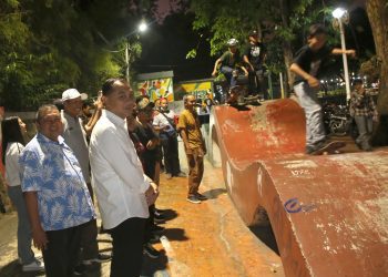 Wali Kota Surabaya Eri Cahyadi saat mengunjungi Skate & BMX Park Kalimas.