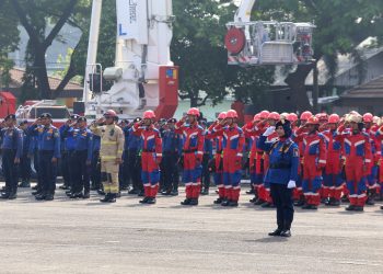 Kegiatan apel pagi yang diadakan oleh Dinas Pemadam Kebakaran dan Penyelamatan.