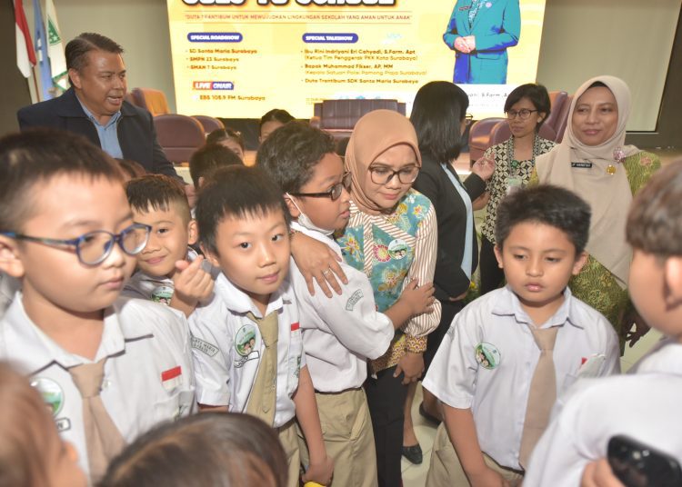 Ketua TP PKK Surabaya Rini Indriyani bersama para pelajar SDK Santa Maria dalam Roadshow Satpol PP Goes To School.
