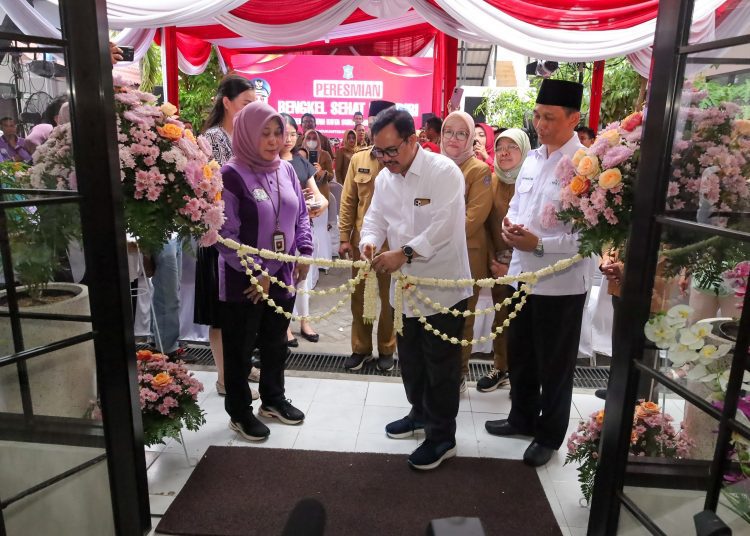 Acara potong pita tanda peresmian Bengkel Sehat Mandiri (BSM) yang berada di eks SDN Menur Pumpungan oleh Pemkot Surabaya.