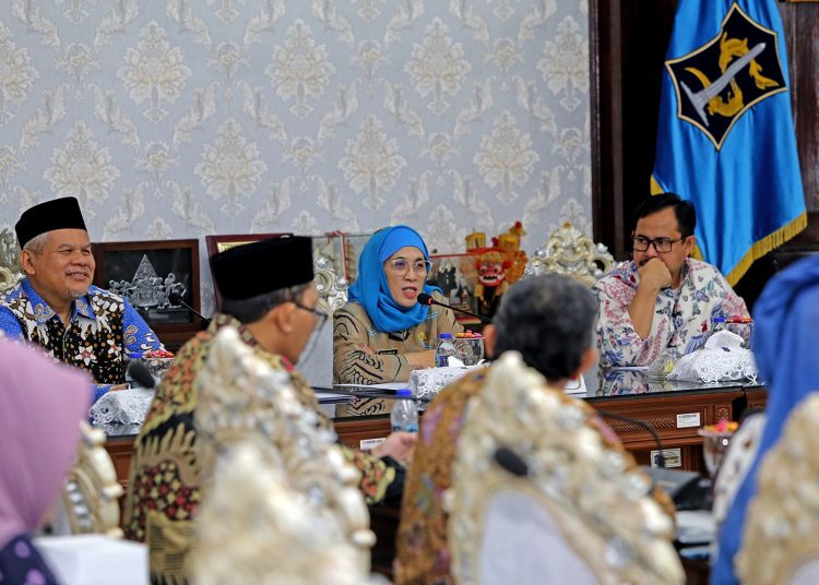 Pjs Wali Kota Surabaya, Restu Novi Widiani bersama Sekda Surabaya Ikhsan menerima kunjungan tim juri Syariah Award 2024 di ruang sidang wali kota.