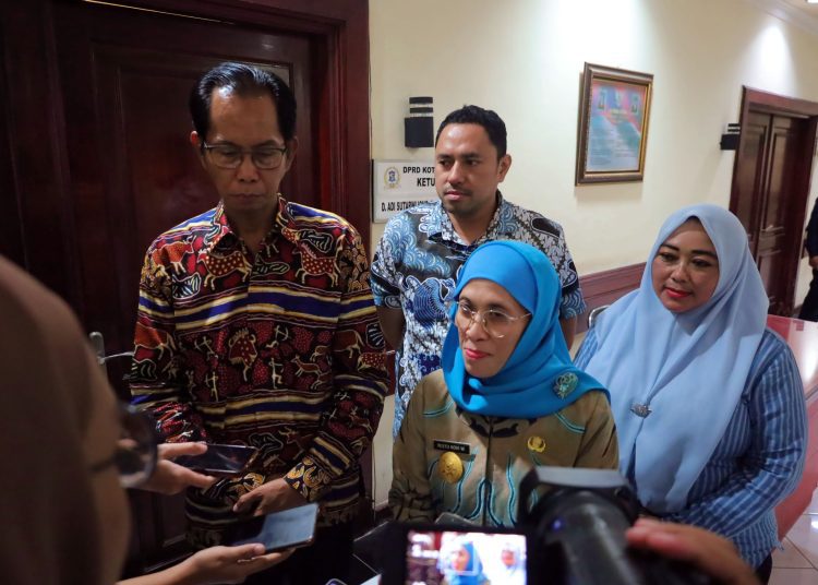 Pjs Wali Kota Surabaya Restu Novi Widiani saat melakukan melakukan kunjungan ke DPRD Surabaya.