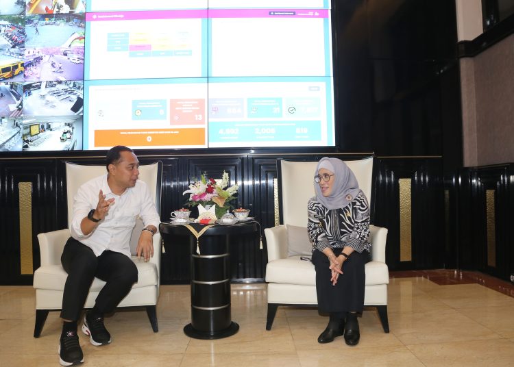 Wali Kota Surabaya Eri Cahyadi bersama Pjs Wali Kota Surabaya Restu Novi Widiani.