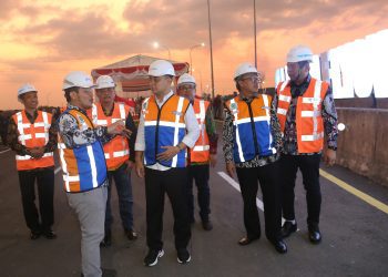 Wali Kota Surabaya Eri Cahyadi bersama jajaran Pelindo saat peresmian flyover Teluk Lamong Surabaya.
