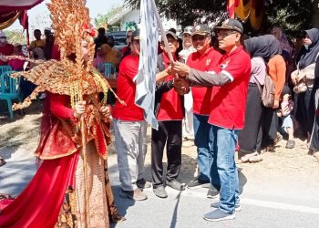 Pemberangkatan pawai budaya di lapangan perumahan Bumi Damai Regency Desa Ngraseh, Kecamatan Dander, Bojonegoro.