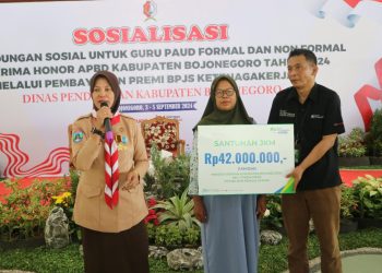 Sosialisasi program perlindungan sosial untuk guru PAUD formal dan non formal melalui pembayaran premi BPJS Ketenagakerjaan di Pendopo Malowopati.