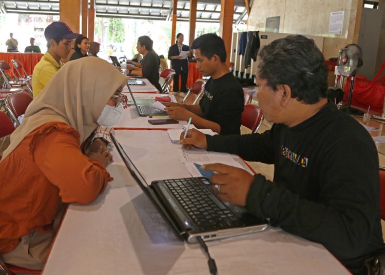 Daftar ulang Beasiswa Pemuda Tangguh tahun 2024 di Gedung Nasional Indonesia.