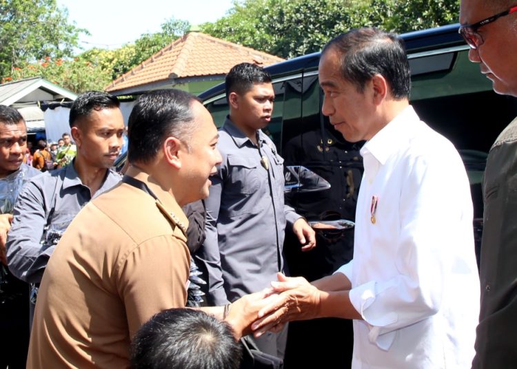 Wali Kota Surabaya Eri Cahyadi menyalami Presiden Joko Widodo dalam kunjungan kerja di Pasar Soponyono, Kecamatan Rungkut, Surabaya.