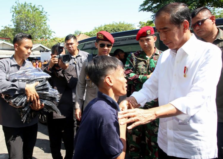 Presiden Joko Widodo di sela kunjungan kerja di Pasar Soponyono, Rungkut, Surabaya.