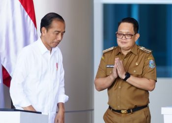 Pj Gubernur Jawa Timur Adhy Karyono saat mendampingi Presiden Joko Widodo pada peresmian Rumah Sakit Kementerian Kesehatan Surabaya