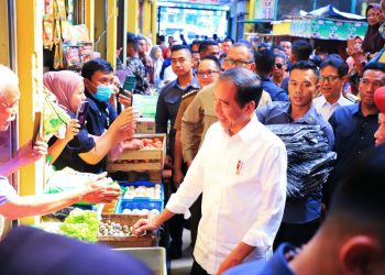Presiden Republik Indonesia Joko Widodo saat di Pasar Soponyono Rungkut Surabaya.