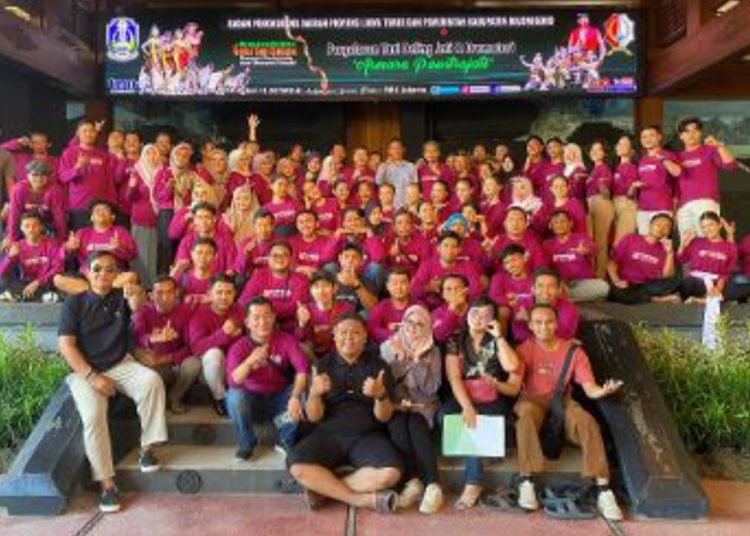 Gabungan tim  usai melaksanakan gladi bersih gelar seni budaya di Anjungan Jawa Timur TMII Jakarta.