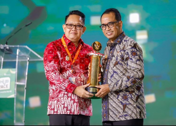 Pj Gubernur Jatim Adhy Karyono menerima penghargaan Wahana Tata Nugraha Wiratama dari Kemenhub di Jakarta.