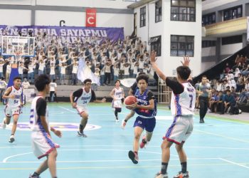 Salah satu pertandingan dalam Kejuaraan Bola Basket antar SMA/SMK se-Surabaya di GOR Pancasila.