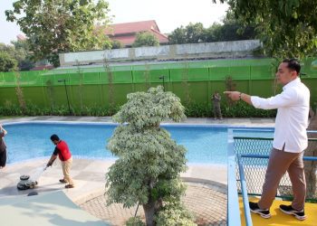 Wali Kota Surabaya Eri Cahyadi saat meninjau revitalisasi Kolam Renang Jambangan.