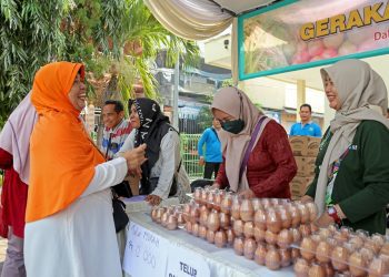 Gerakan Pangan Murah di lapangan Tirto Roto RW III, Jalan Karangrejo Sawah III/5, Kecamatan Wonokromo. Surabaya.