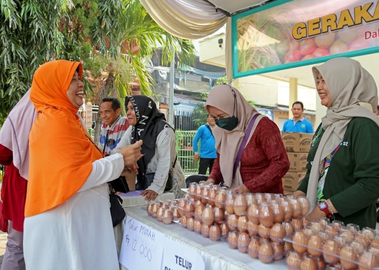 Gerakan Pangan Murah di lapangan Tirto Roto RW III, Jalan Karangrejo Sawah III/5, Kecamatan Wonokromo. Surabaya.