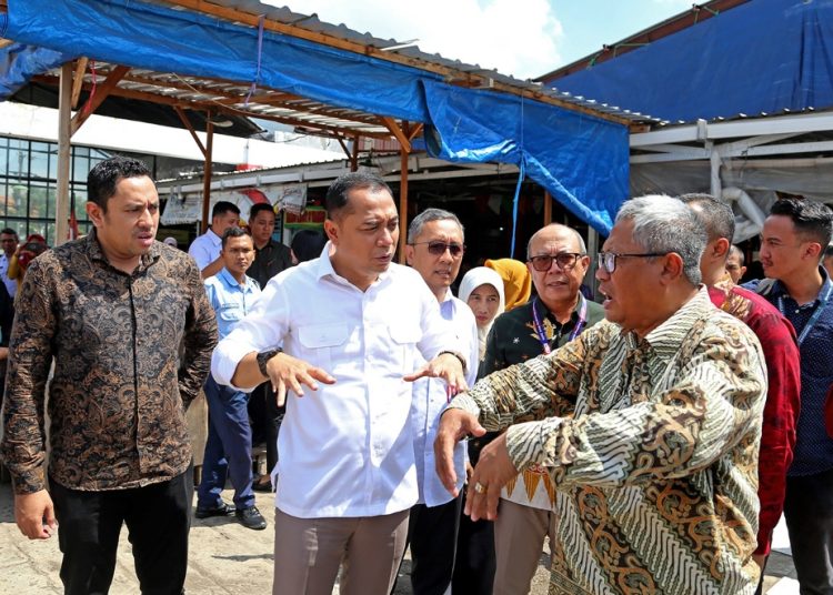 Wali Kota Surabaya Eri Cahyadi meninjau Pasar Kembang di sela pencanangan revitalisasi pasar tersebut yang terbakar 22 Agustus 2021 lalu