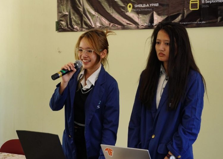 Tim abmas ITS mengenalkan teknologi alat bantu mobilitas berbasis kecerdasan buatan atau Artificial Intelligence di SMP Luar Biasa - A (SMPLB-A) Yayasan Pendidikan Anak Buta (YPAB) Surabaya.