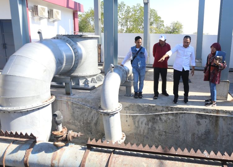 Wali Kota Surabaya Eri Cahyadi saat meninjau rumah pompa Bulak, di Kecamatan Bulak.