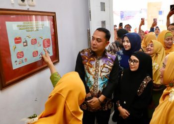 Wali Kota Surabaya Eri Cahyadi di sela peresmian Pusat Layanan Terpadu Perlindungan dan Pemberdayaan Masyarakat.