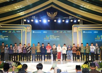 Pembukaan Festival Ekonomi Syariah Regional Jawa 2024 dan kick off Program Unggulan Festival Syariah Jawa 2024 di halaman Masjid Nasional Al Akbar Surabaya.