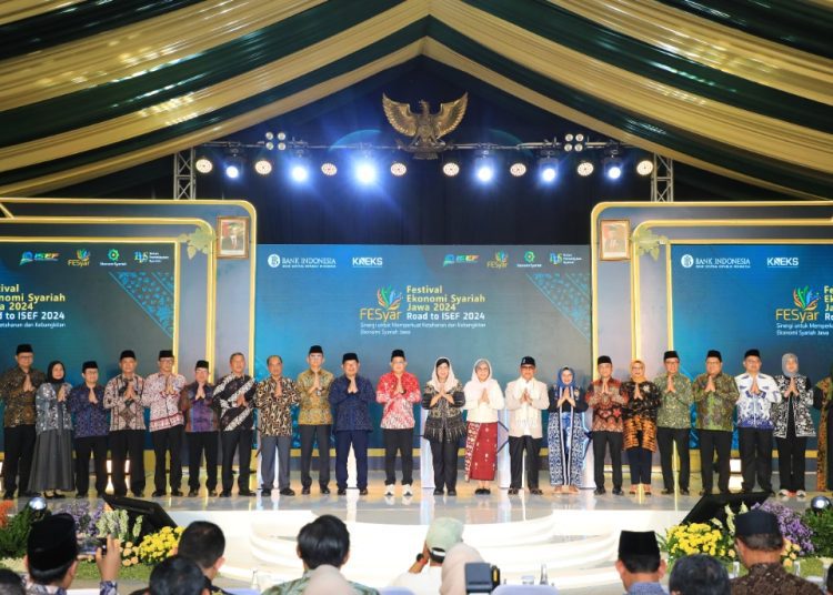 Pembukaan Festival Ekonomi Syariah Regional Jawa 2024 dan kick off Program Unggulan Festival Syariah Jawa 2024 di halaman Masjid Nasional Al Akbar Surabaya.