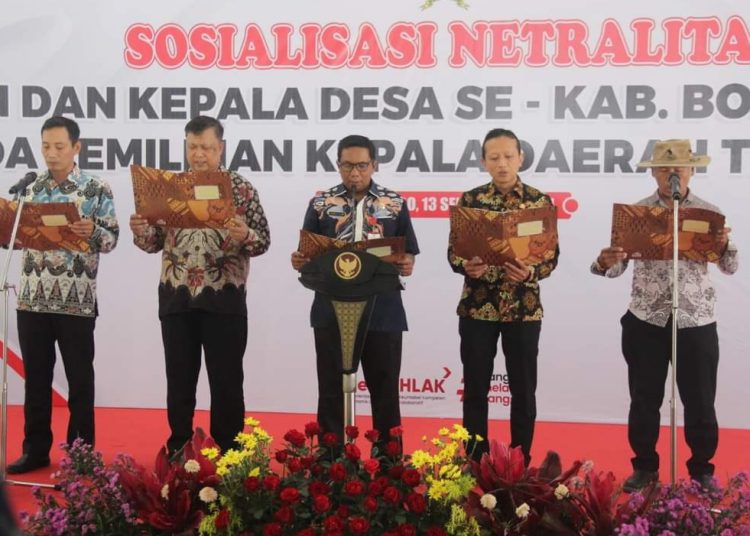 Pembacaan ikrar komitmen netralitas ASN dan kepala desa se-Kabupaten Bojonegoro dalam pelaksanaan pemilihan kepala daerah tahun 2024.