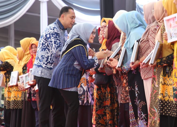 Wali Kota Surabaya Eri Cahyadi dan Ketua Tim Penggerak PKK Rini Indriyani menyalami para Bunda PAUD di halaman Balai Kota Surabaya.