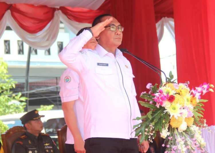 Sekretaris Badan Pengembangan Sumber Daya Manusia RI Kemendes PDTT Rosyid Althaf memimpin apel kebangsaan pendamping desa di Alun-Alun Bojonegoro.