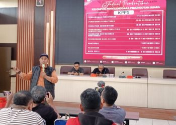 Komisioner KPU Surabaya Divisi Sosialisasi, Pendidikan Pemilih, Partisipasi Masyarakat, dan Sumber Daya Manusia Subairi memberikan penjelasan tentang tahapan pelaksanaan pendaftaran KPPS.
