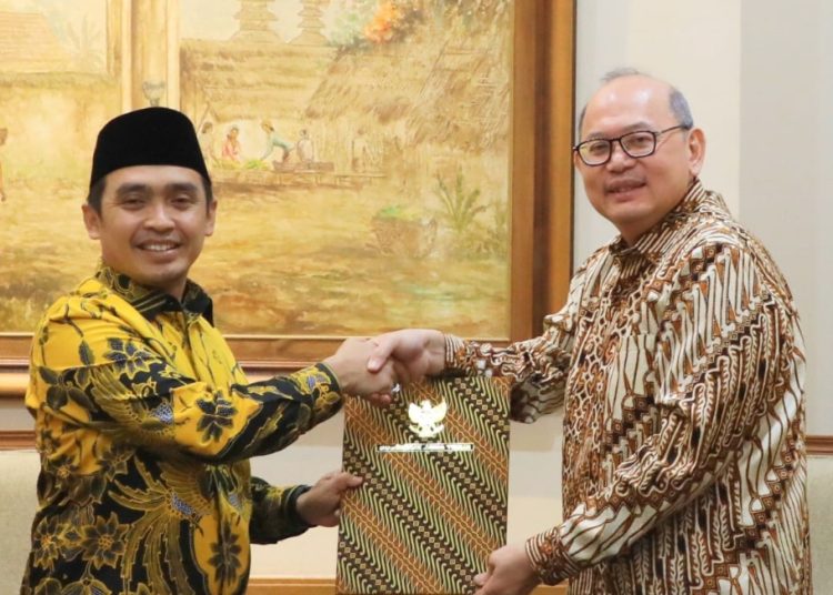 Penyerahan surat perintah tugas oleh Pj Sekretaris Daerah Provinsi Jawa Timur Bobby Soemiarsono kepada Adi Wibowo.